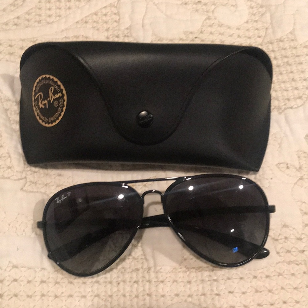 Hardly worn Ray-Ban aviators (black)